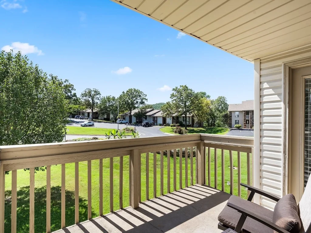 Family fun Condo with outdoor pool | Near 76 Strip