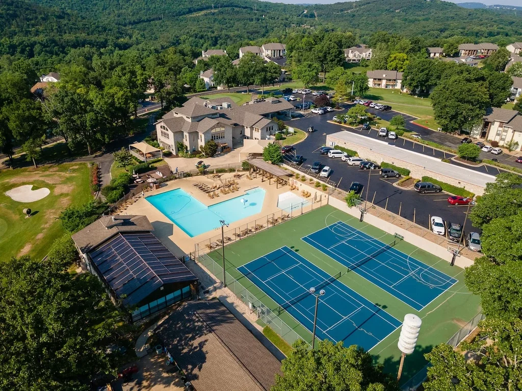 Family fun Condo with outdoor pool | Near 76 Strip