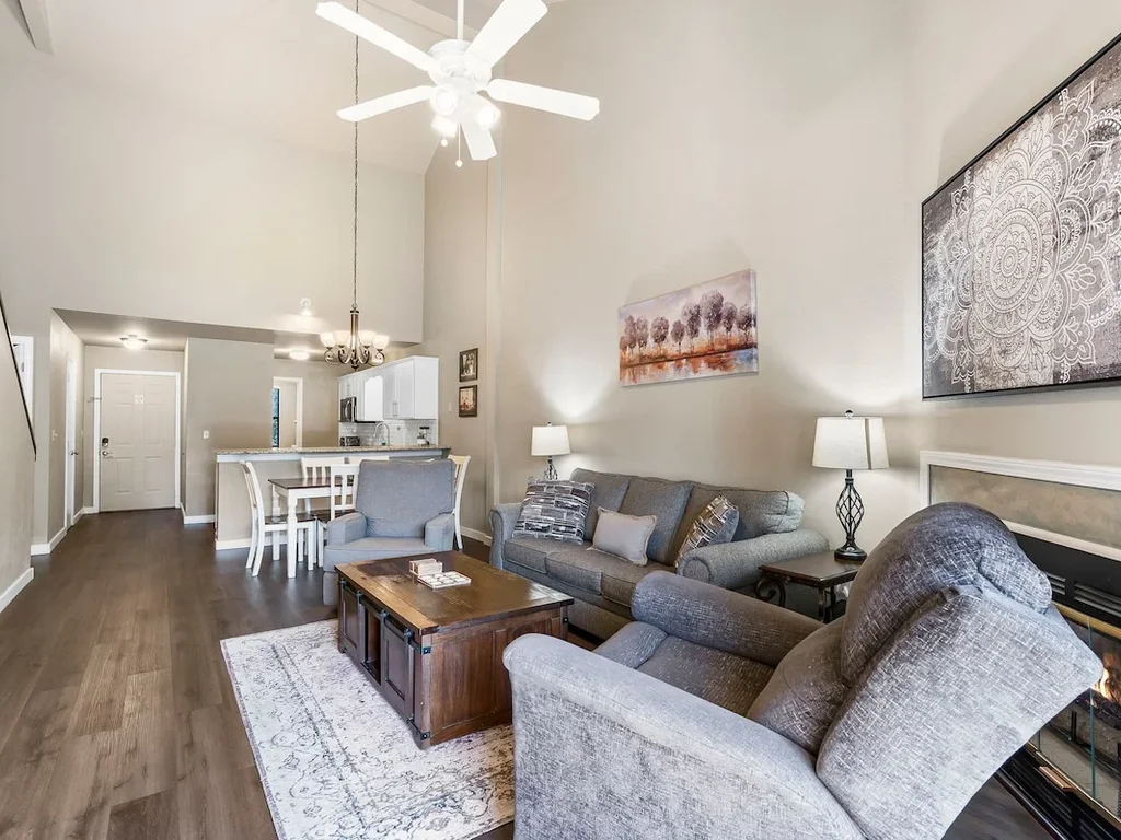 Family fun Condo with outdoor pool | Near 76 Strip