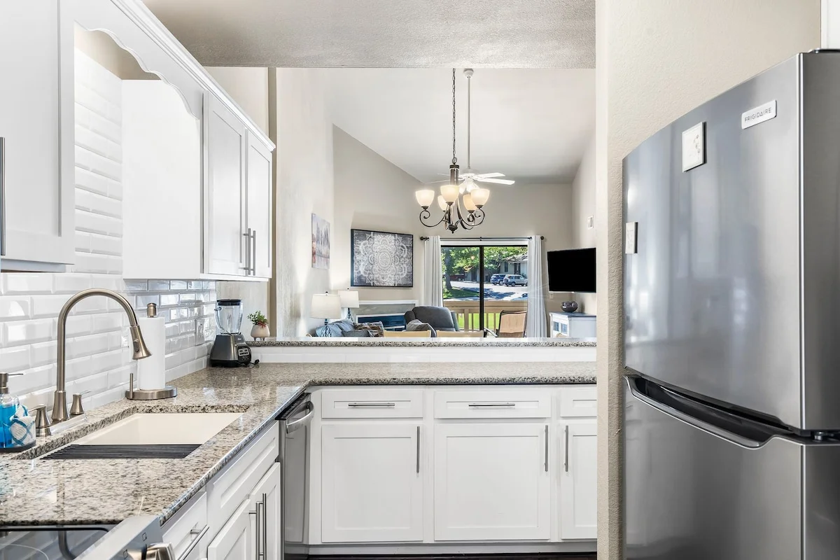 Family fun Condo with outdoor pool | Near 76 Strip