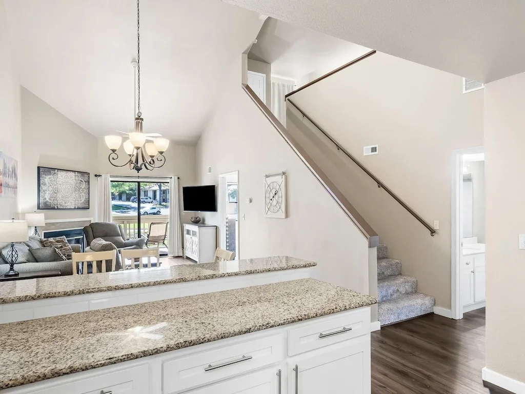 Family fun Condo with outdoor pool | Near 76 Strip