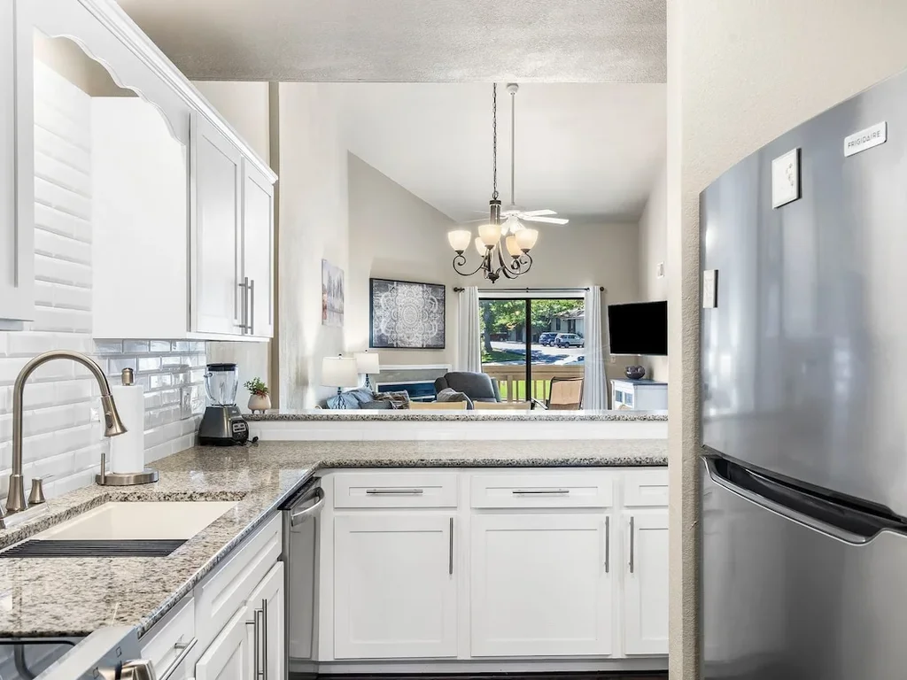 Family fun Condo with outdoor pool | Near 76 Strip