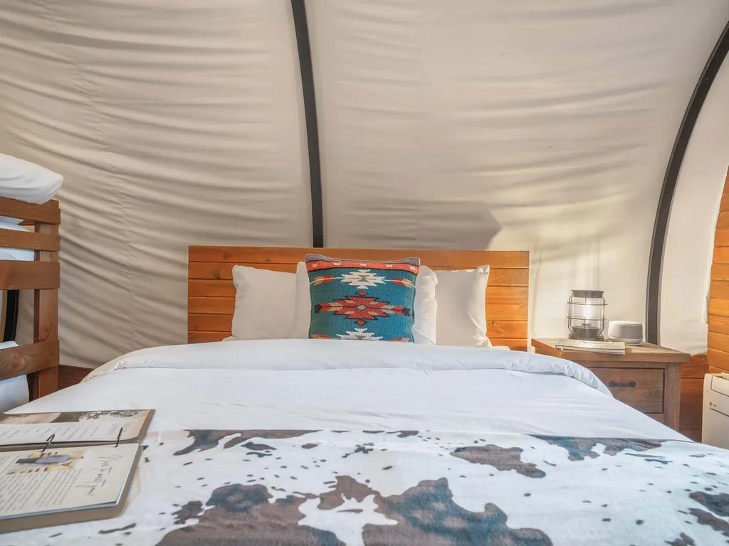 Glamping Wagon with Lake access + Golf carts