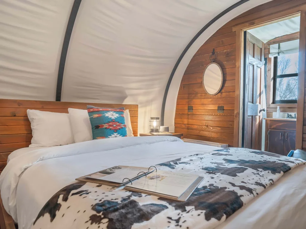 Glamping Wagon with Lake access + Golf carts