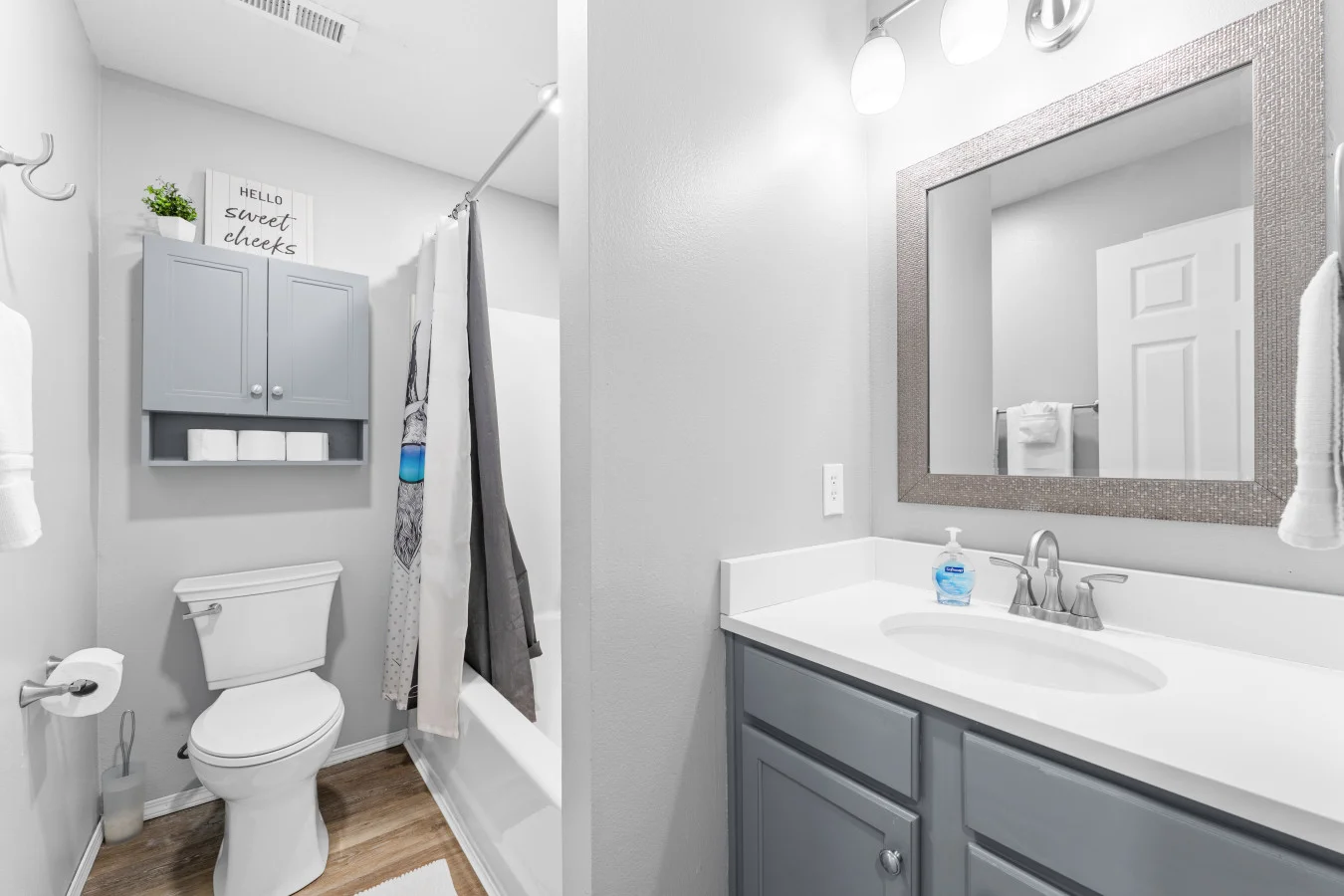 Ready for the morning rush! ✨ This full hallway bathroom is perfectly situated for easy access from the bunk and guest rooms. It’s a modern spot that makes getting the family ready for Branson fun a breeze