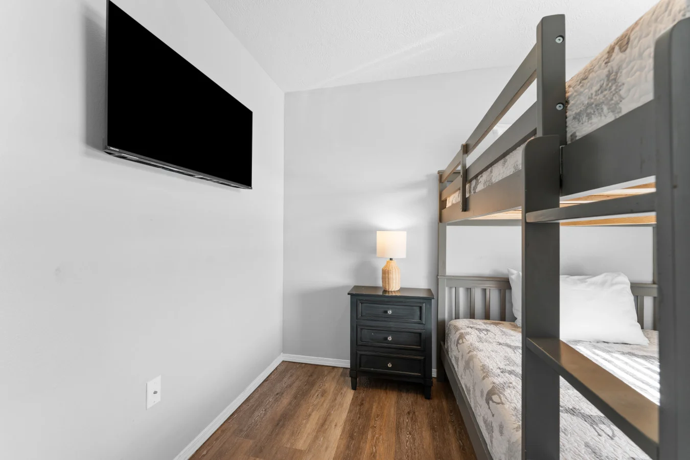 Room for the whole crew! 🏃‍♂️ This kid-favorite offers a fun 'clubhouse' vibe right off the main hallway. It’s the perfect spot for the little ones to recharge in a peaceful environment after a busy day of exploring