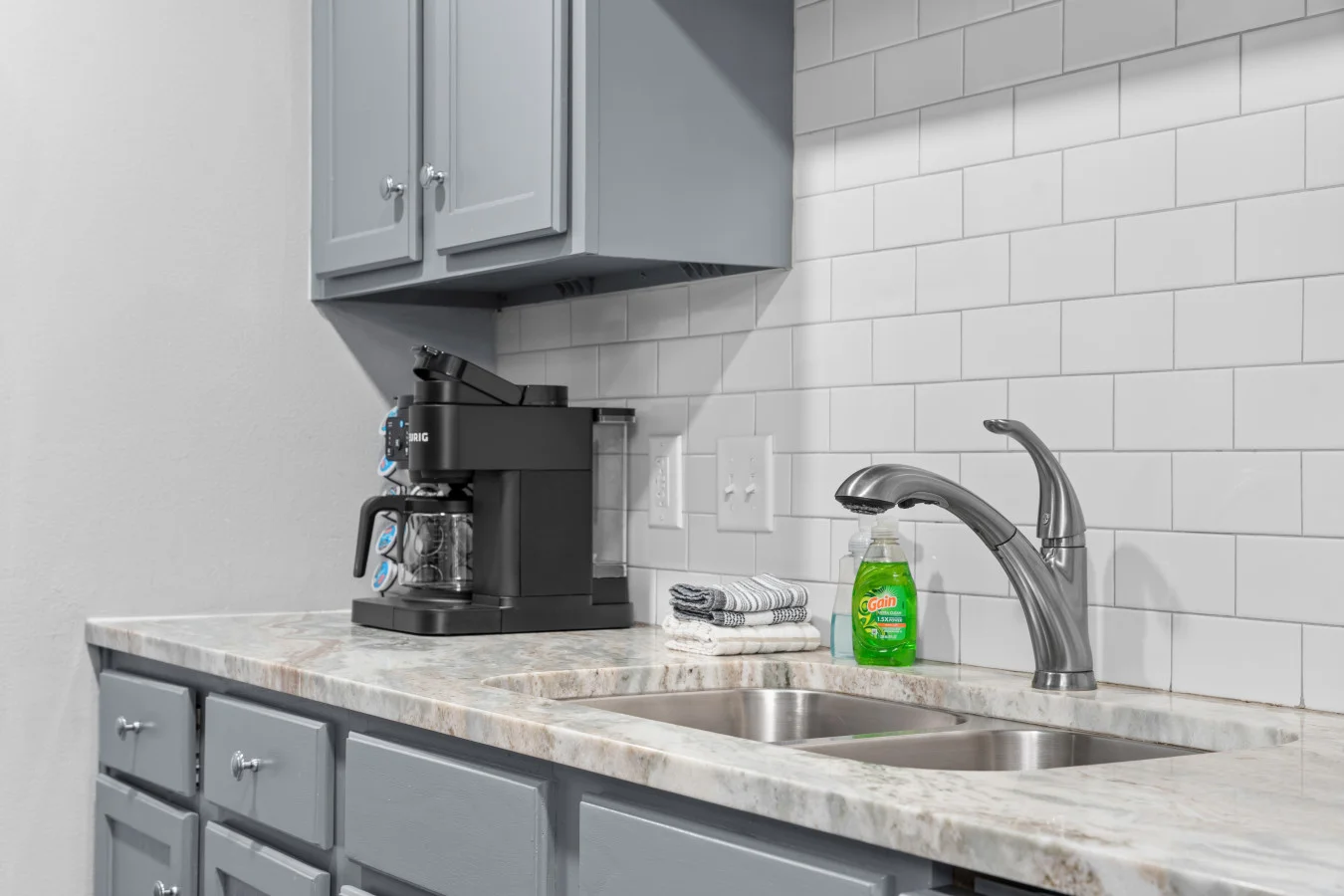 Morning light and absolute quiet. ☕️ Our modern kitchen is the perfect home base for a slow family breakfast. Fully equipped for easy meals, it's a peaceful space where you can enjoy each other's company before the day's fun