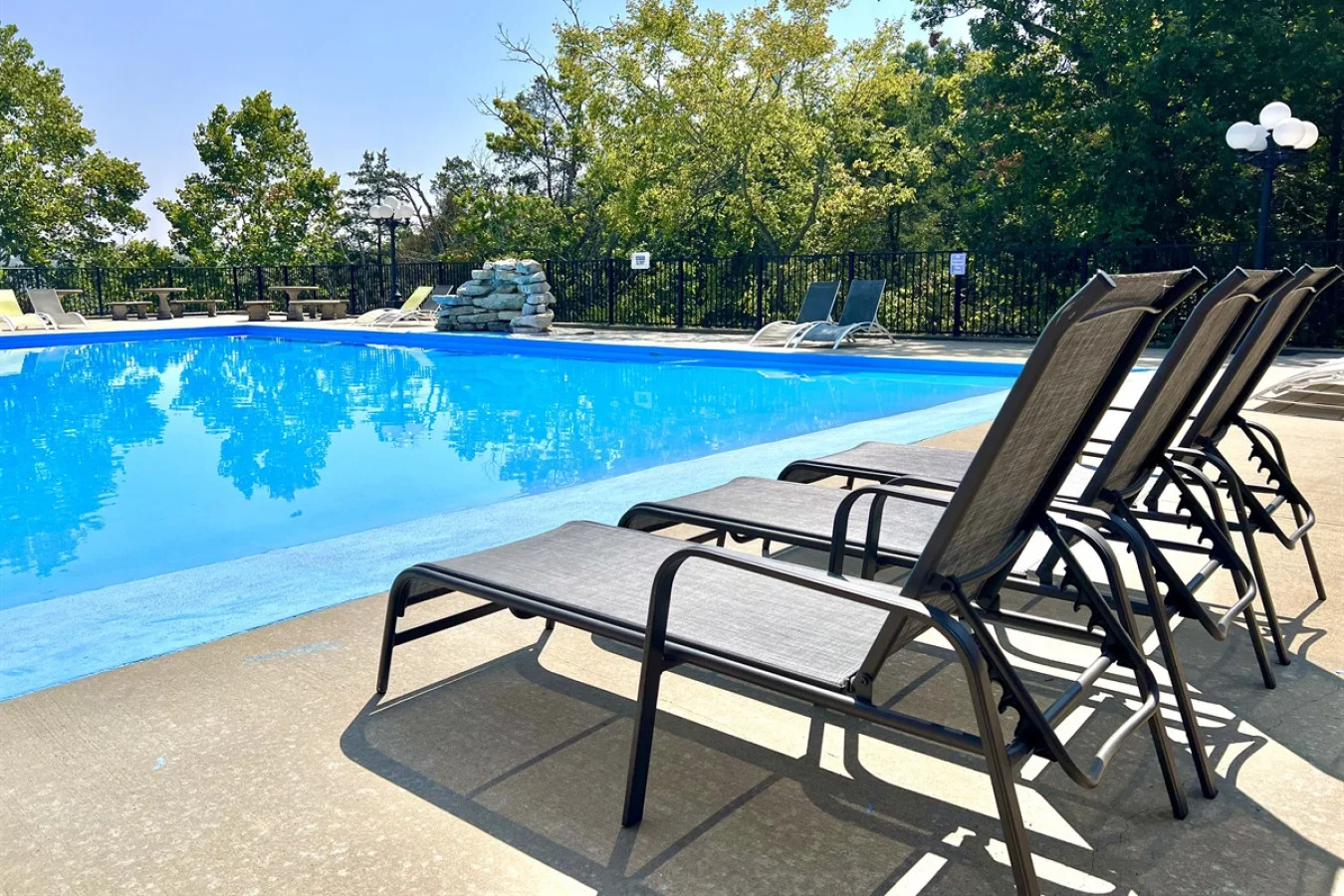 One of our favorite amenities—a zero-entry pool with stunning views of Table Rock Lake. Perfect for swimming, lounging, and soaking in the Ozark scenery.