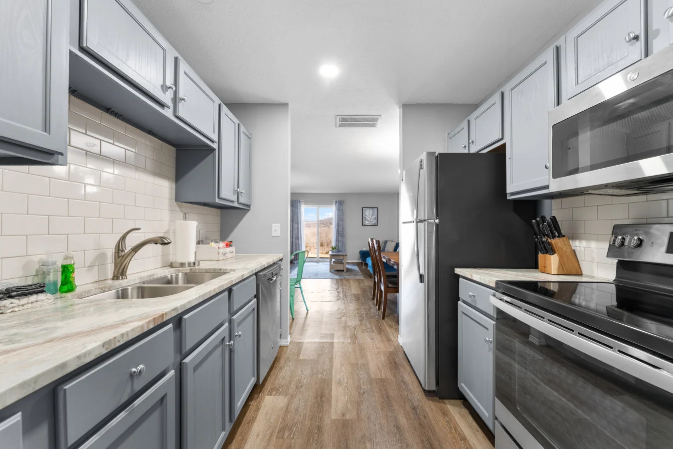 Morning light and absolute quiet. ☕️ Our modern kitchen is the perfect home base for a slow family breakfast. Fully equipped for easy meals, it's a peaceful space where you can enjoy each other's company before the day's fun