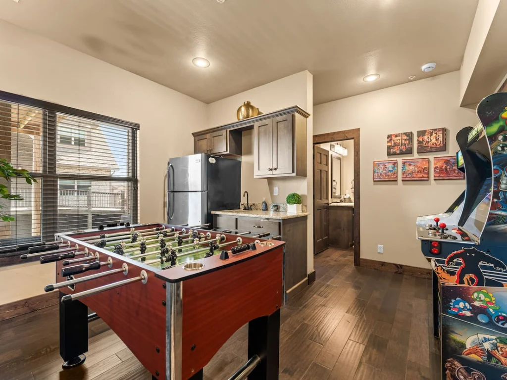 Lakefront 5BR, game room, boat slip, Near SDC