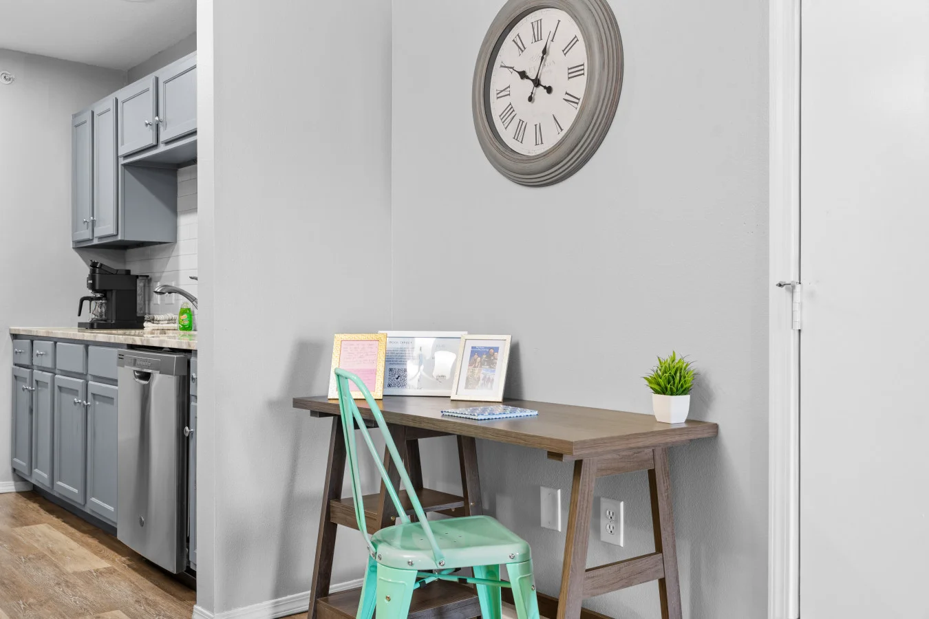 Stay connected without the noise. 👩‍💻 This bright workspace features high-speed Wi-Fi and natural light. It’s a tranquil spot designed to help you focus, even in the middle of a family getaway