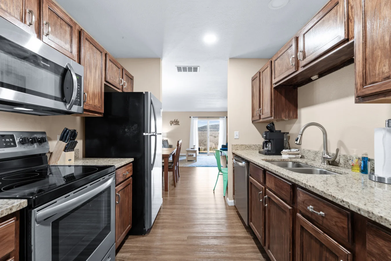 Morning light and absolute quiet. ☕️ Our modern kitchen is the perfect home base for a slow family breakfast before the day’s adventures. Fully equipped and designed for easy meals, it's a peaceful space where the only thing on your 'to-do' list is enjoyi