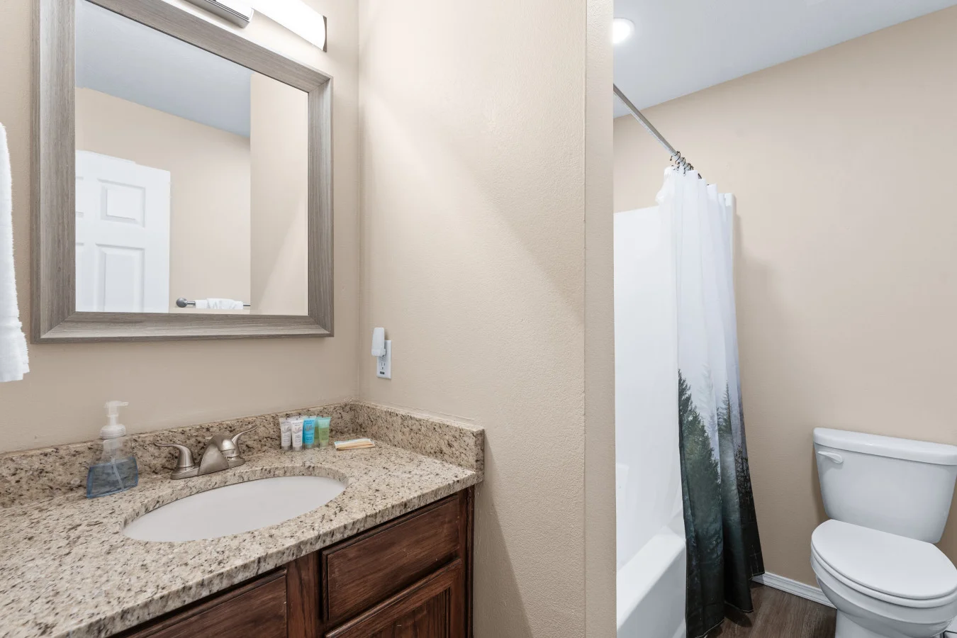 Ready for the morning rush! ✨ This full hallway bathroom is perfectly situated for easy access from the bunk and guest rooms. It’s a modern spot that makes getting the family ready for Branson fun a breeze