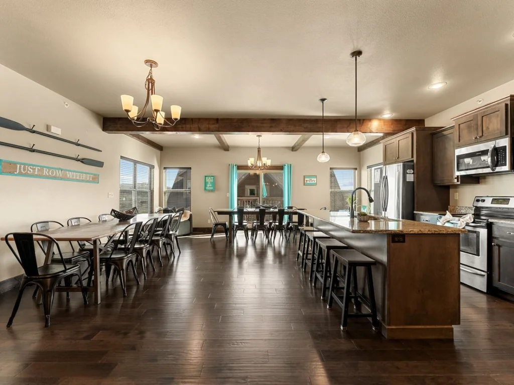 Lakefront 5BR, game room, boat slip, Near SDC