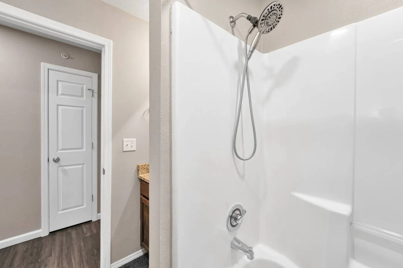 Ready for the morning rush! ✨ This full hallway bathroom is perfectly situated for easy access from the bunk and guest rooms. It’s a modern spot that makes getting the family ready for Branson fun a breeze