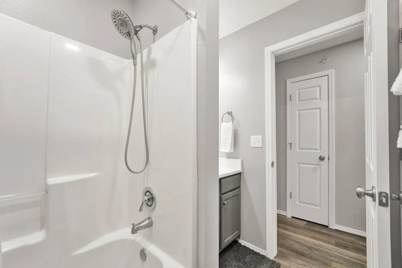 Ready for the morning rush! ✨ This full hallway bathroom is perfectly situated for easy access from the bunk and guest rooms. It’s a modern spot that makes getting the family ready for Branson fun a breeze
