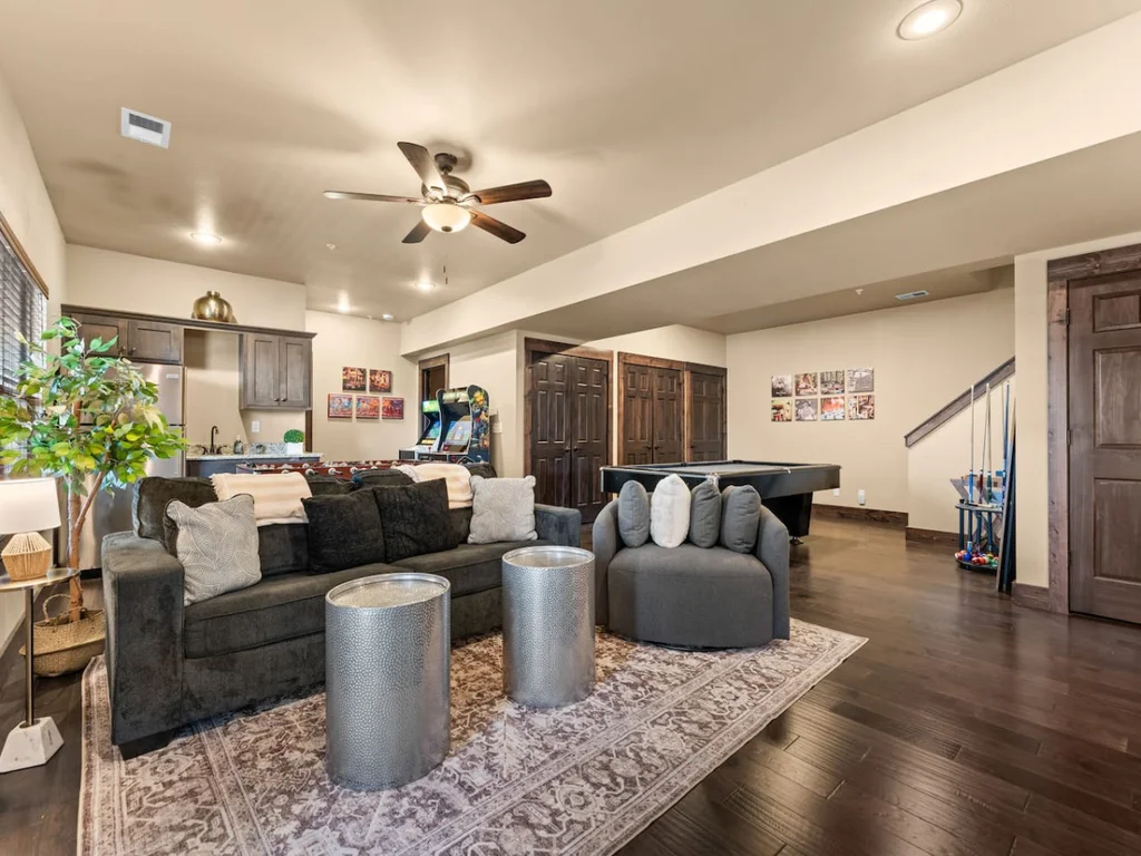 Lakefront 5BR, game room, boat slip, Near SDC