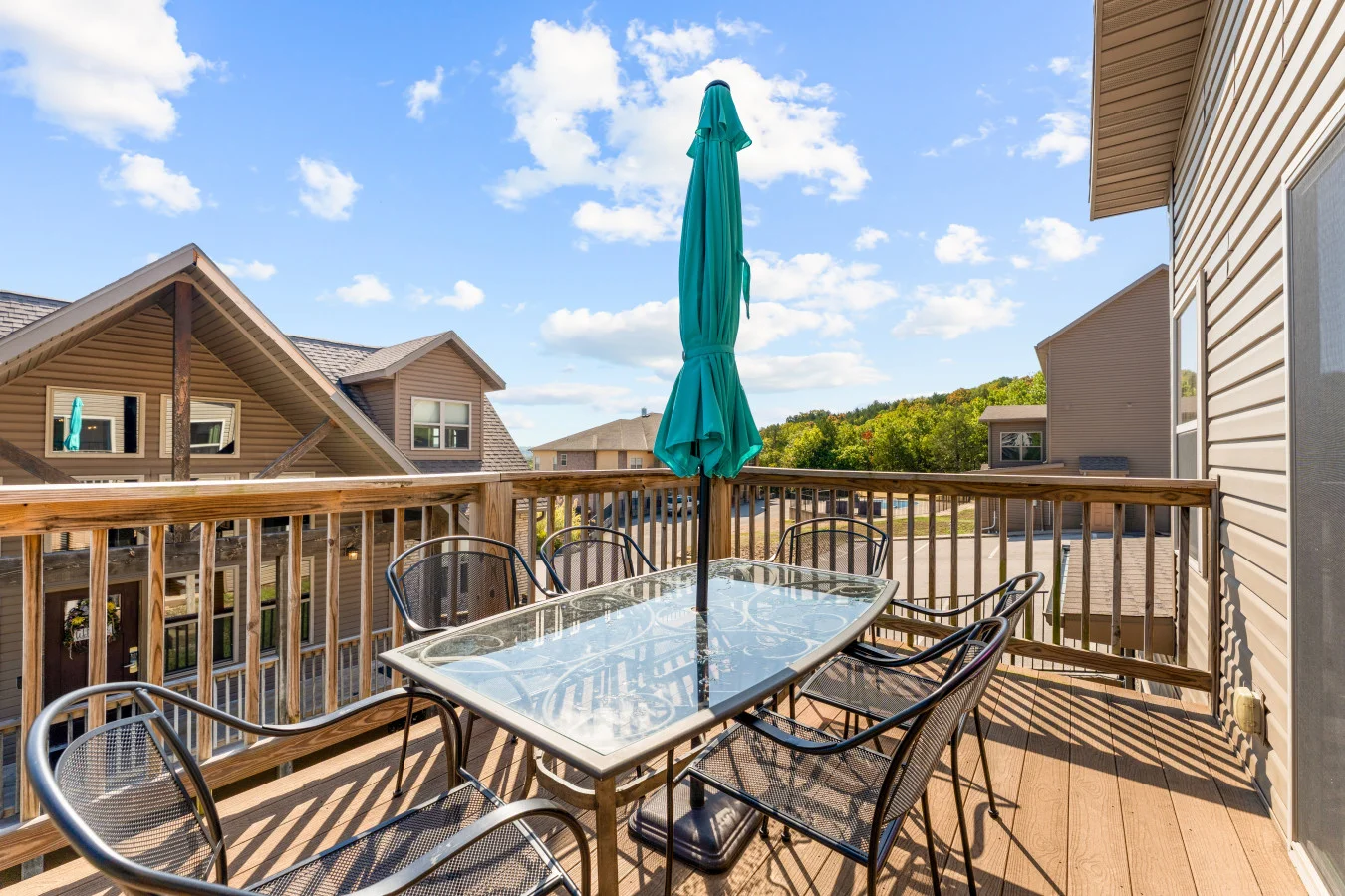 Relax on the spacious deck overlooking the lake — perfect for morning coffee, evening melas, or taking in the Ozarks sunsets.