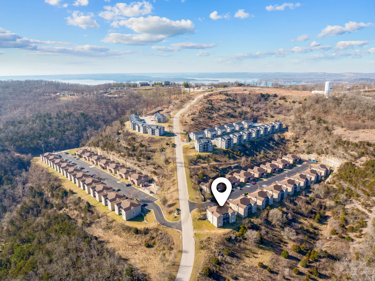 The best-kept secret in Branson! ✨ Experience the perfect balance of adventure and relaxation. From our doorstep, you’re just moments away from a day on the water at Table Rock or a night of magic on the 76 Strip. Stay in the center of it all while enjoyi