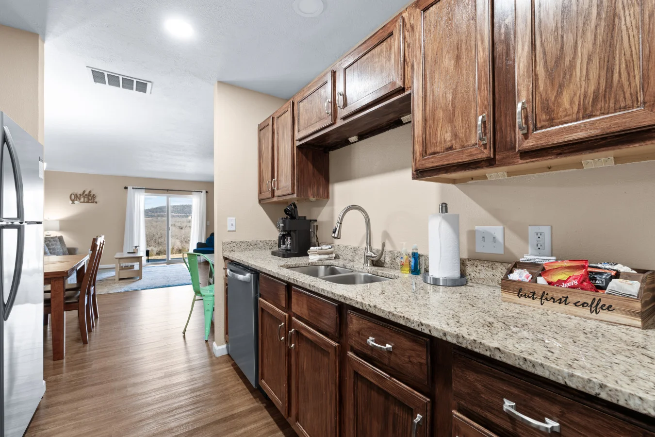 Morning light and absolute quiet. ☕️ Our modern kitchen is the perfect home base for a slow family breakfast. Fully equipped for easy meals, it's a peaceful space where you can enjoy each other's company before the day's fun.