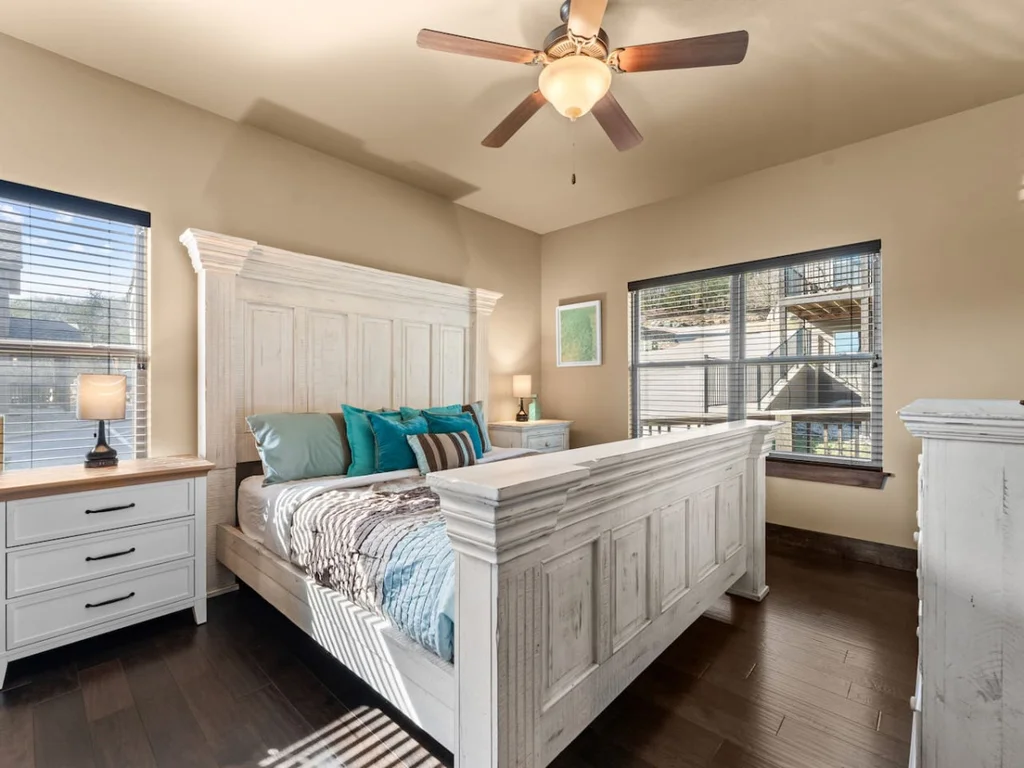Lakefront 5BR, game room, boat slip, Near SDC