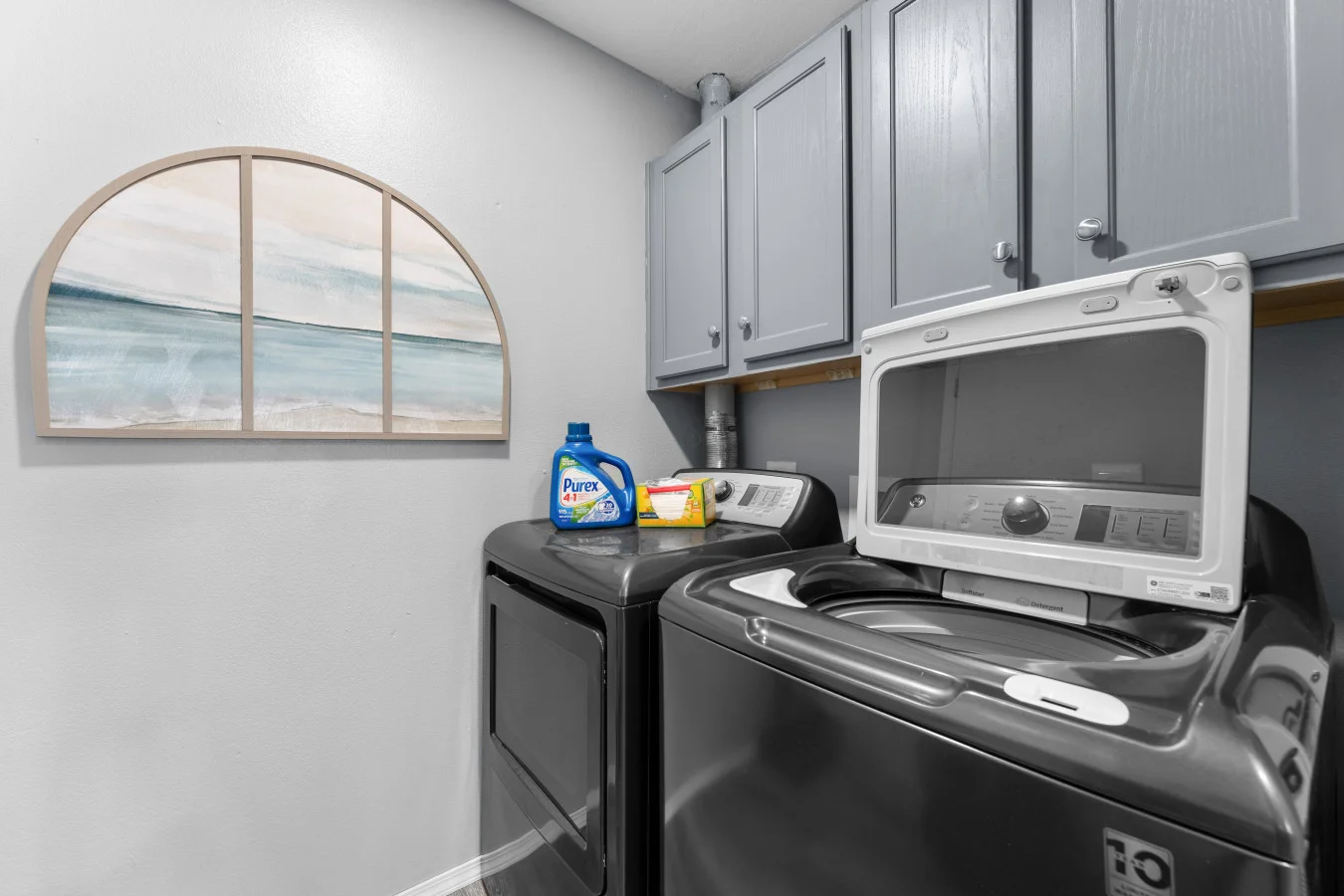 A must-have for active families. 🧺 Our in-unit washer and dryer make your stay seamless, whether freshening up after the lake or keeping up with the kids’ gear. Everything you need for a clean, comfortable retreat