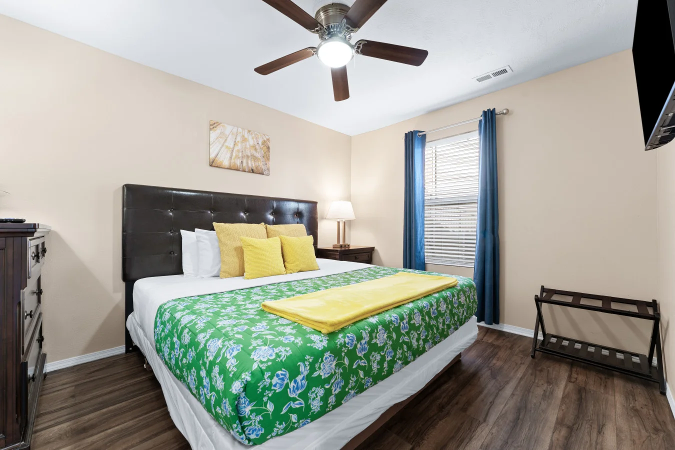 Serenity starts here. 🕊️ This bright bedroom is all about slow mornings and deep sleep. With a plush King bed and a quiet location away from the main hub, it’s a tranquil escape with the hallway bath just steps away
