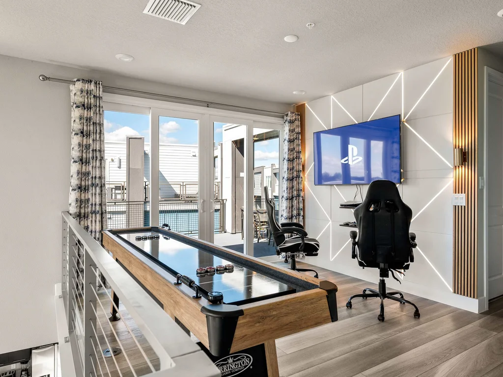 Two-story luxury condo near Disney w/ pool
