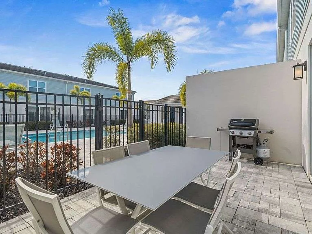 3BR townhouse near Disney w/ pool access