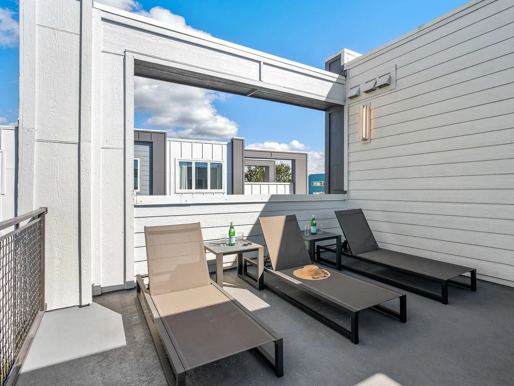 Two-story luxury condo near Disney w/ pool