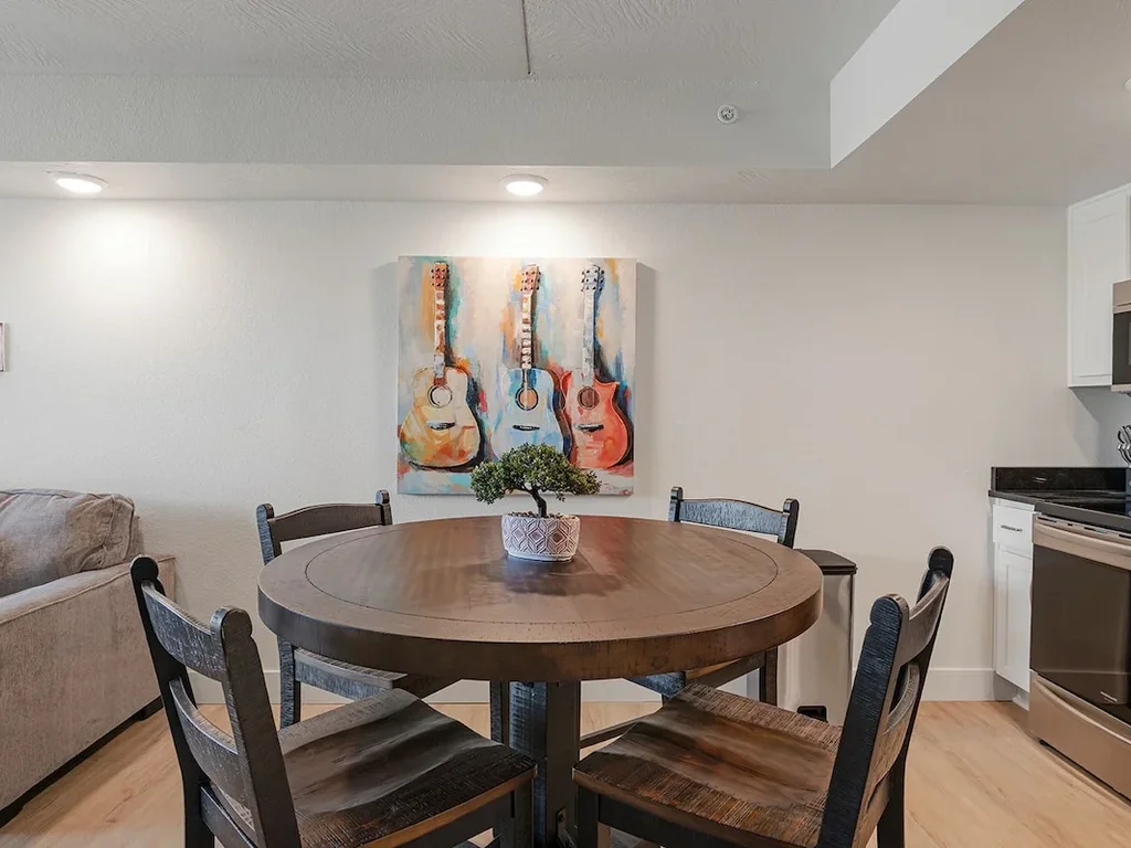 Quiet Condo Near Downtown