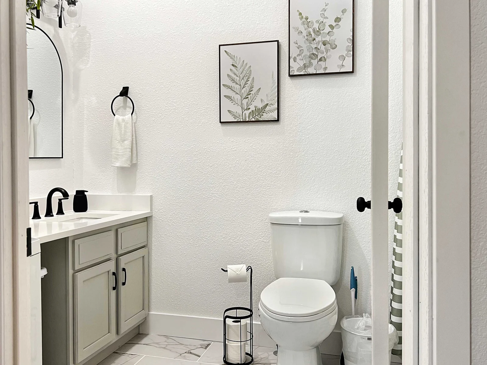 Master ensuite with Bath tub and shower