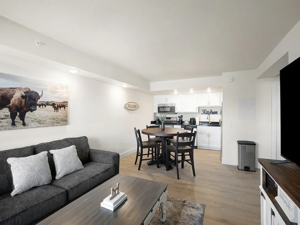Modern 1BR/1BA Condo -Near Downtown