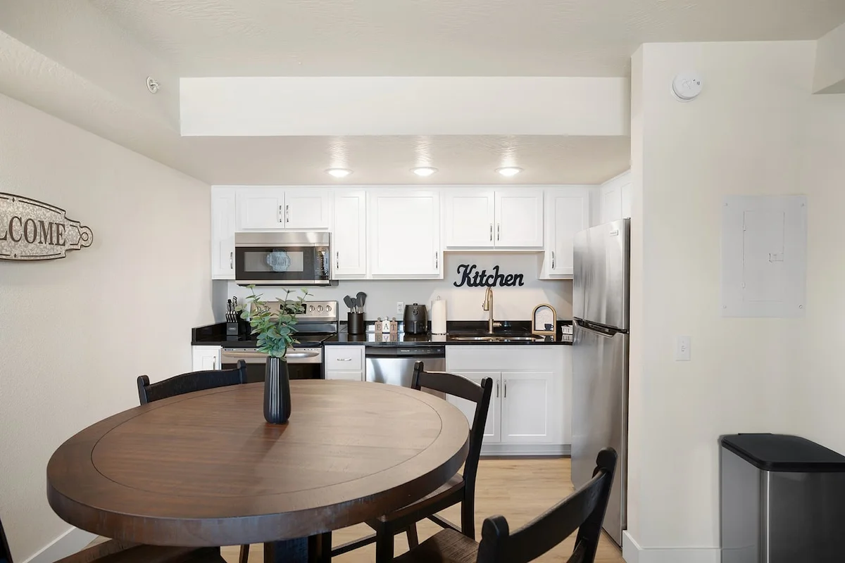 Modern 1BR/1BA Condo -Near Downtown