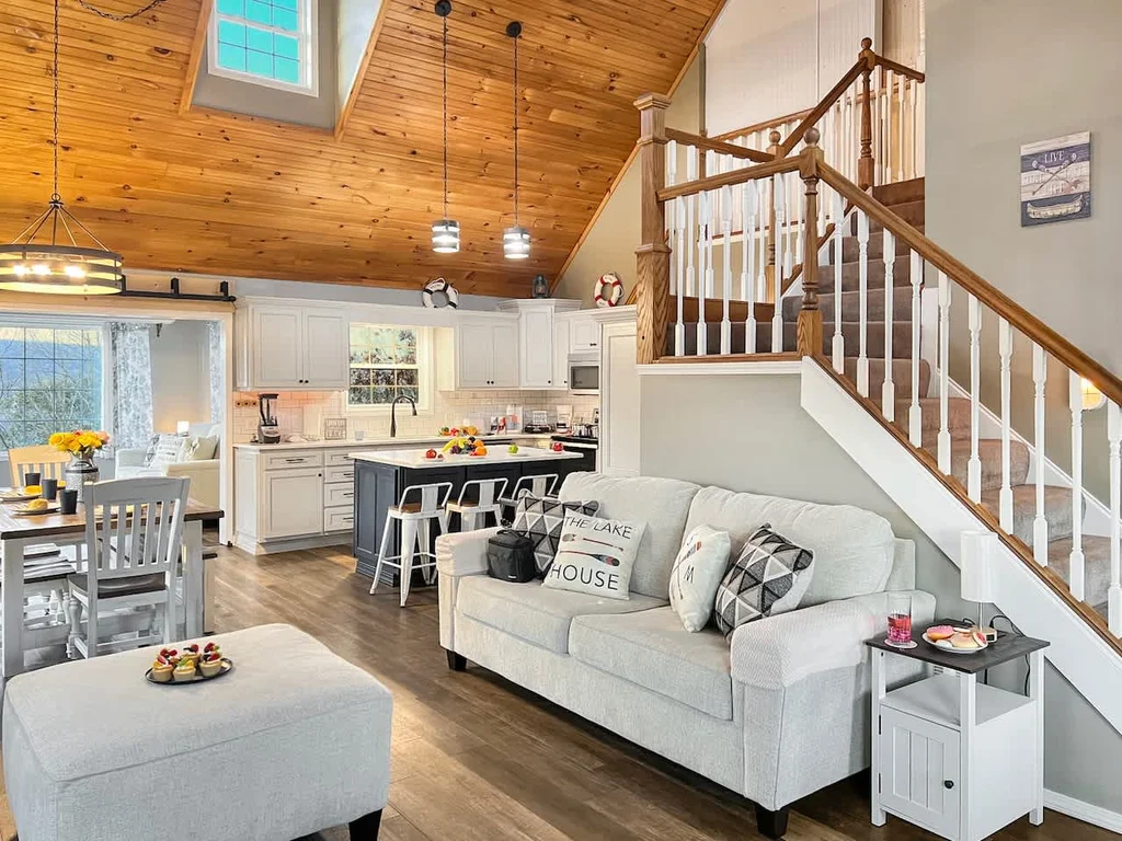 Cozy Home with private hot tub- Minutes to 76-strip