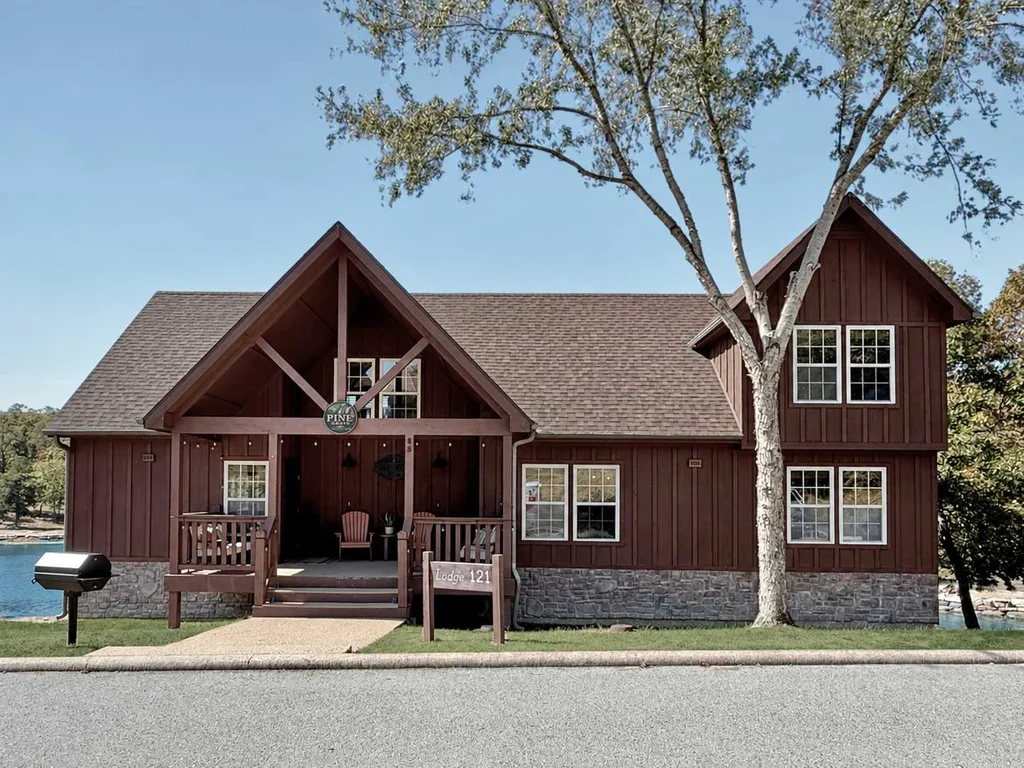 Lakeside Cabin, walk to pool, sleeps 12
