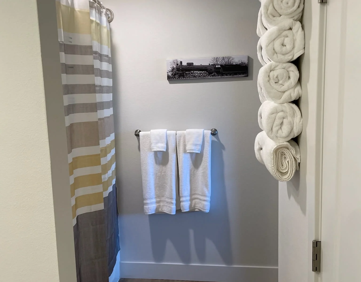 Ensuite bathrooms with tub/shower combos supply plenty of towels for your use.