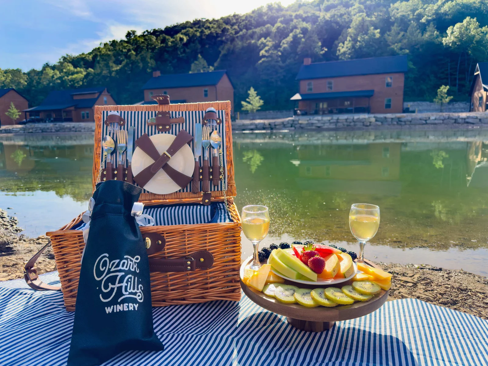 Take your meal al fresco! Our picnic basket is perfect for pondside bites or Branson exploring.