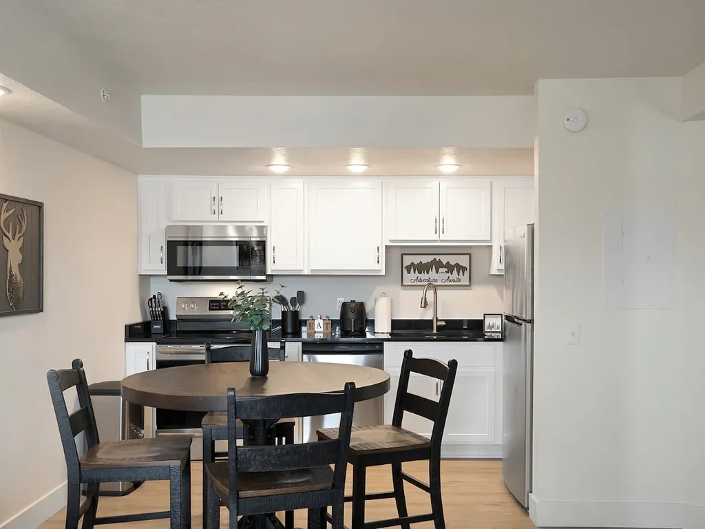 Modern 1BR Condo -Near Convention Center