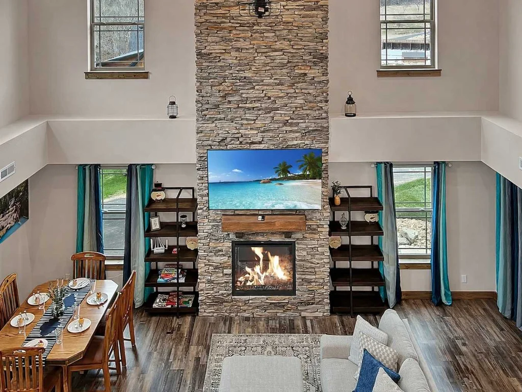 Close to pools, overlooks water, gorgeous cabin