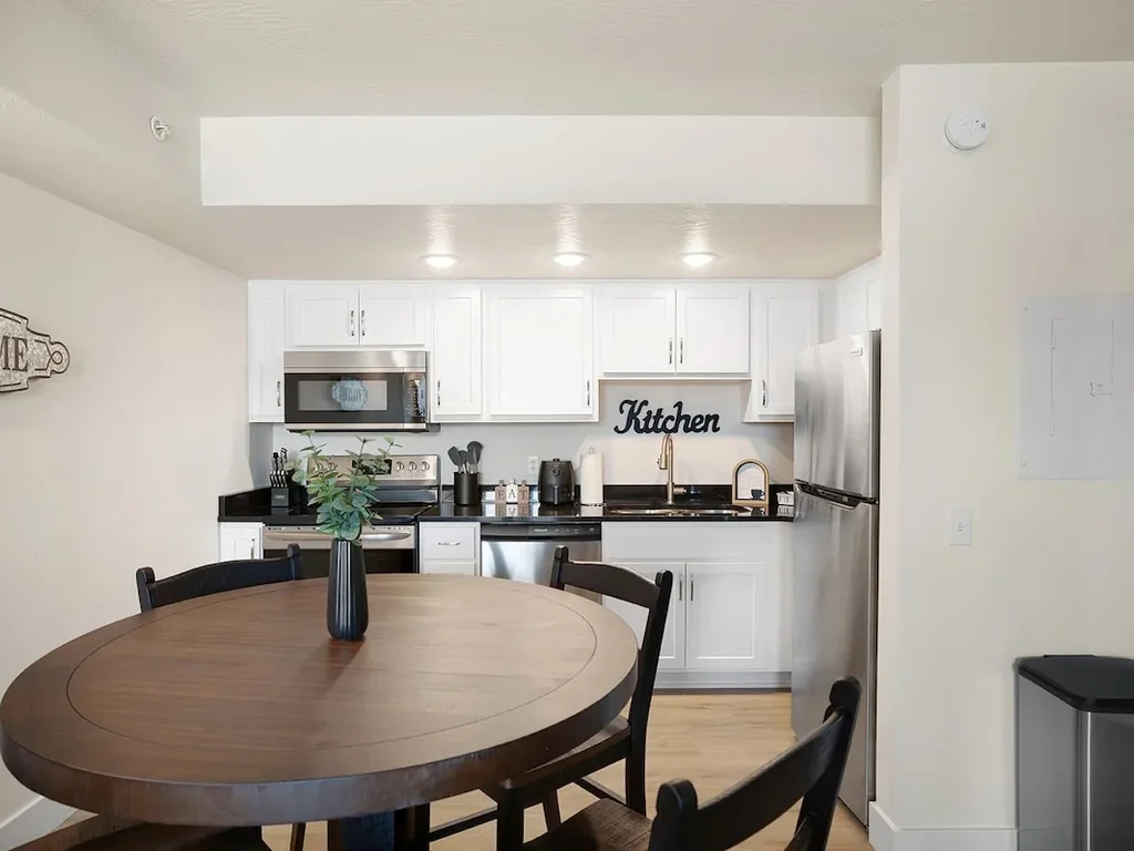 Modern 1BR/1BA Condo -Near Downtown