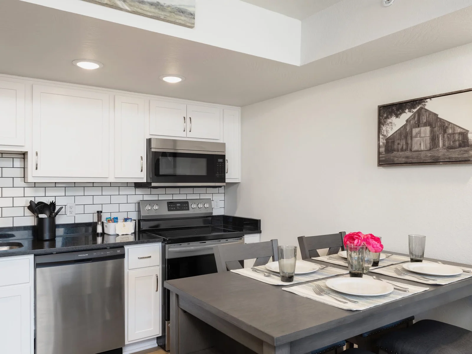 Beautiful full kitchen with all brand new appliances