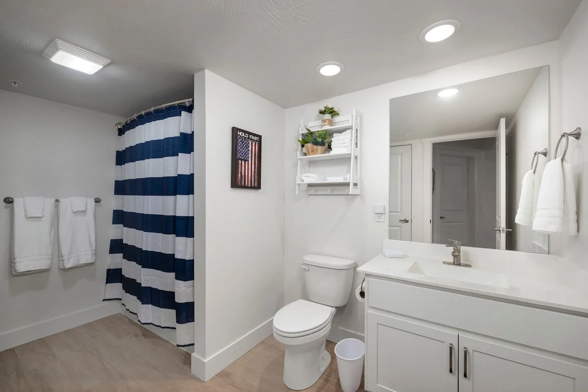 Ensuite bathroom with tub/shower combo supplies plenty of towels for your use.