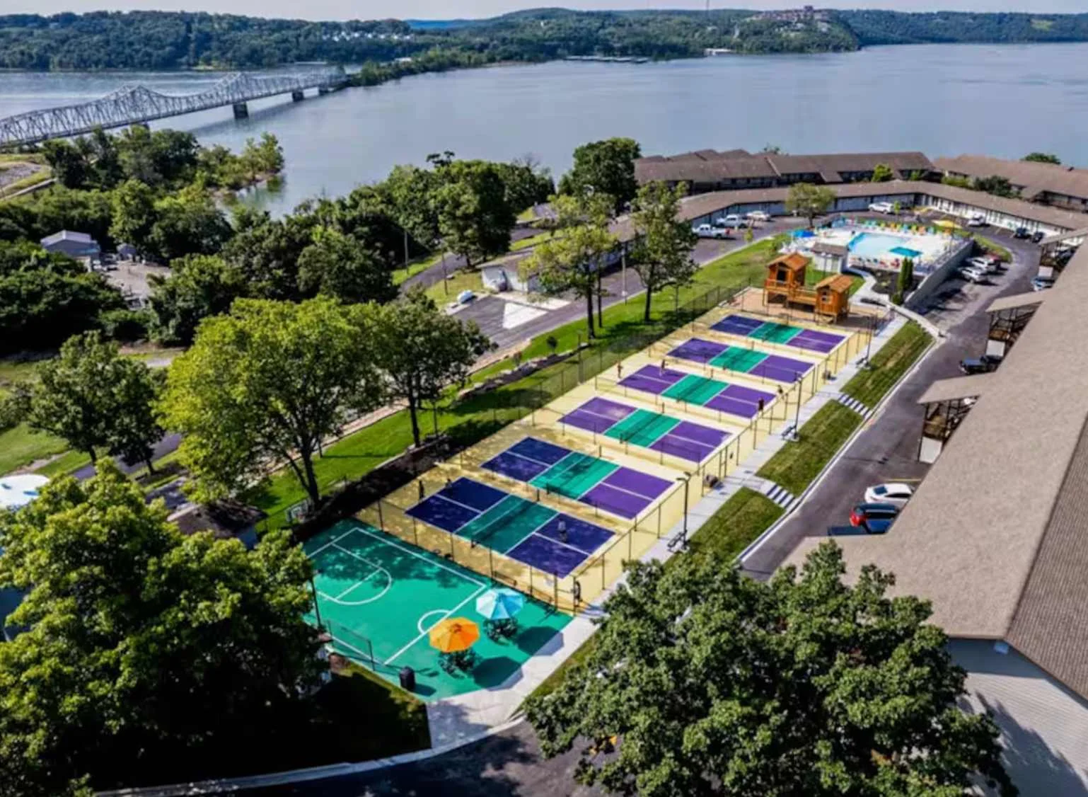 Wow! Pickleball courts for everyone. Look how close oto the lake you are!!