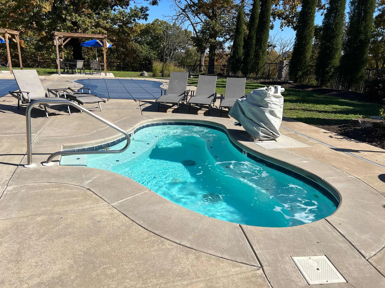 Kidney shaped large community hot tub