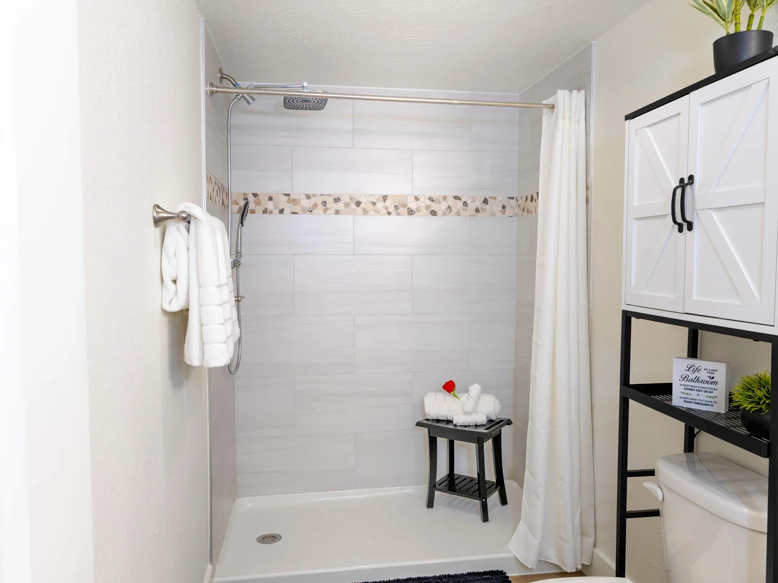 Take avantage of the spa-like shower experience that Ozark Odyssey offers…we have one of only a few walk-in shower in the Roark Creek Properties.