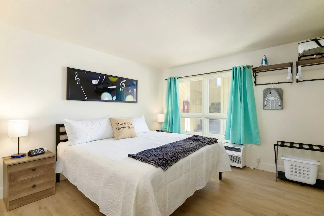 King suite with 12" memory foam mattress