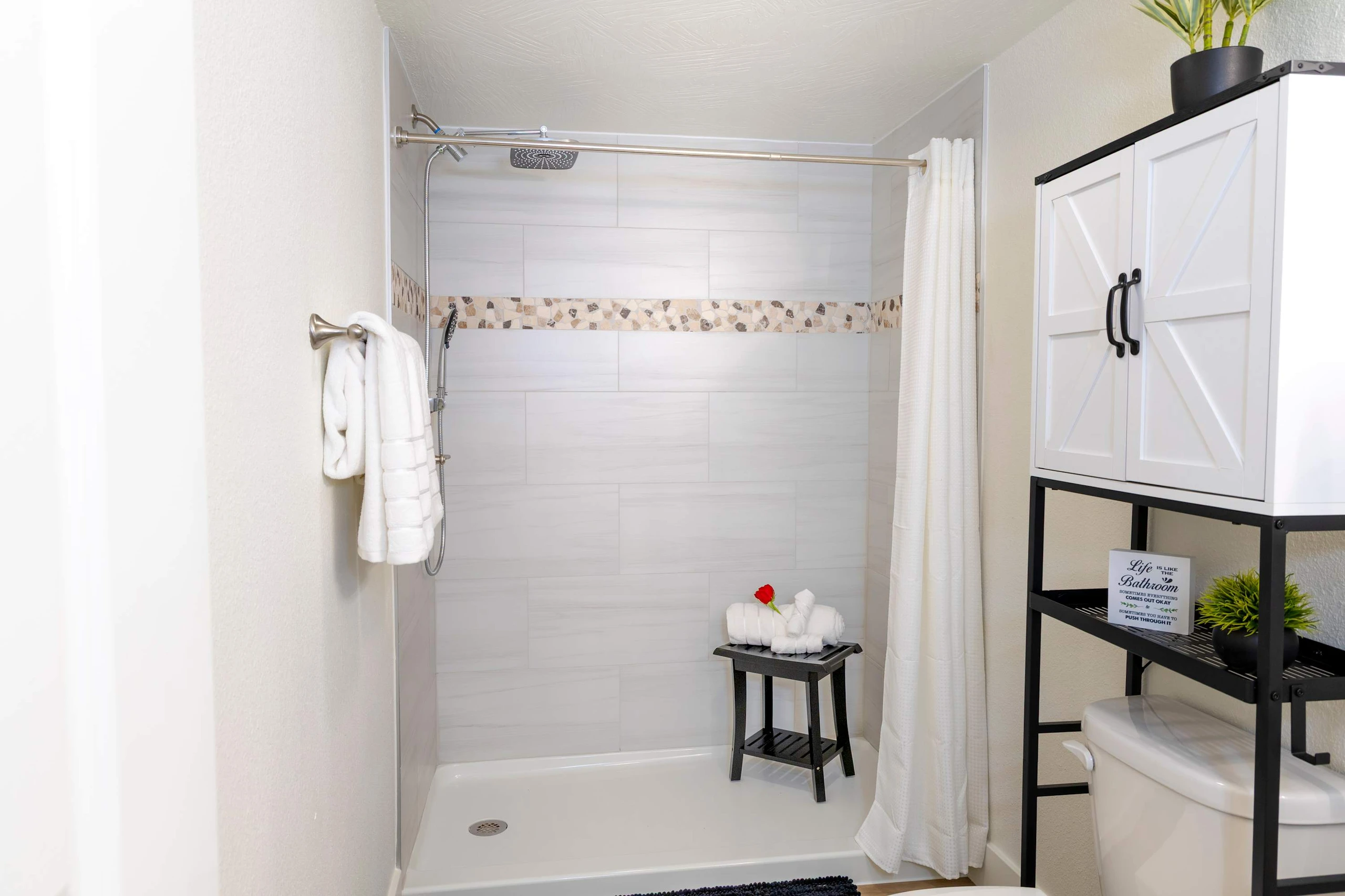 Take avantage of the spa-like shower experience that Ozark Odyssey offers…we have one of only a few walk-in shower in the Roark Creek Properties.