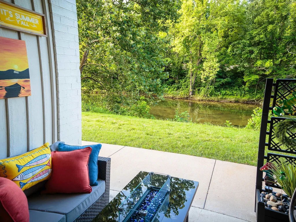 Creekside walk to downtown, landing, king bed