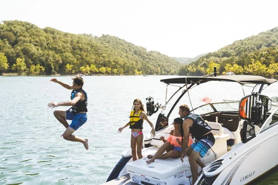 Table Rock Lake, about 20 minutes from Branson, offers visitors 45,000 surface acres and 800 miles of shoreline to explore. Captains of all boat sizes will find Table Rock to be a diverse ecosystem with spectacular scenery.